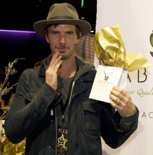 Lucas Bryant at the 2013 american music awards with a babyface skin care gift bag