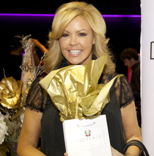 Mary Murphy at the 2013 american music awards with a babyface skin care gift bag